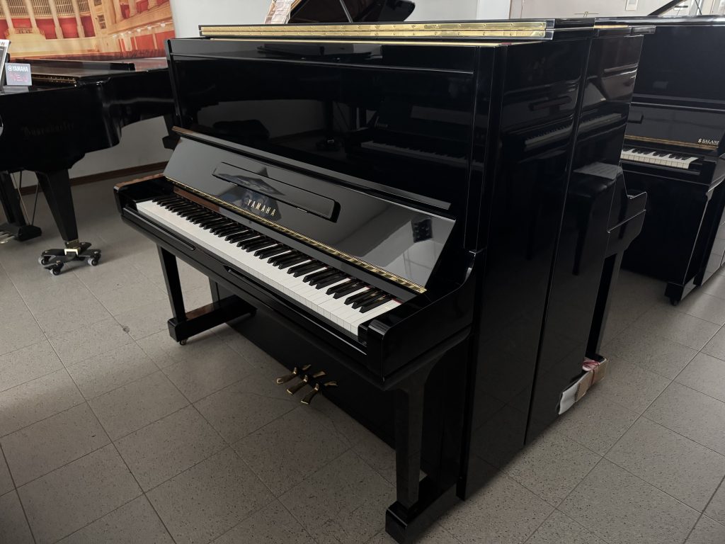 YAMAHA U300